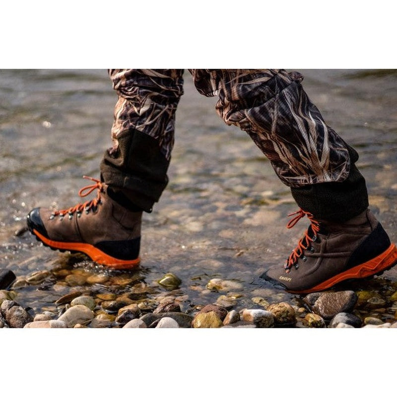 Crispi Valdres GTX kängor i brun färg används vid vandring genom grus