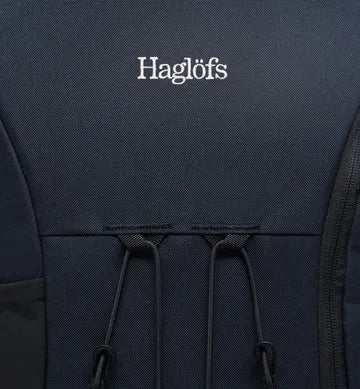 Mörkblå Haglöfs ryggsäck med vit logotyp och elastiska snören