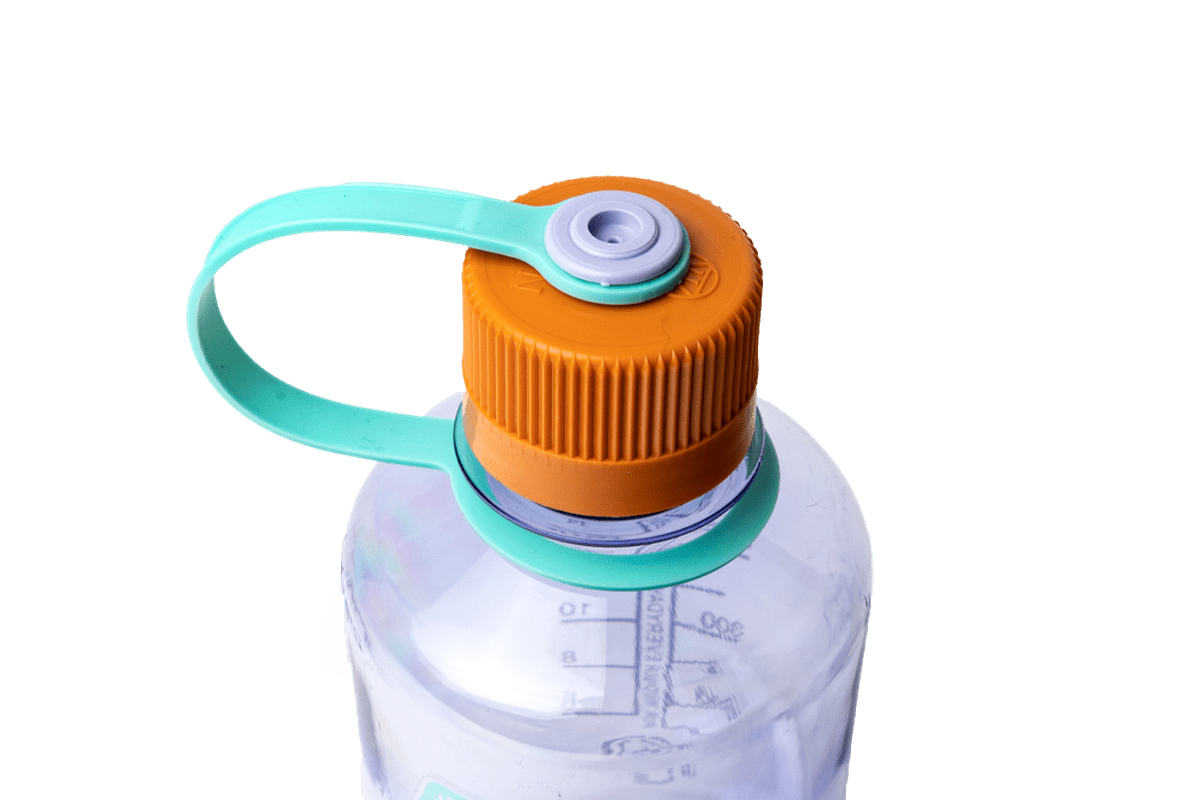 Närbild på orange lockring och turkos handtag till Nalgene-flaska