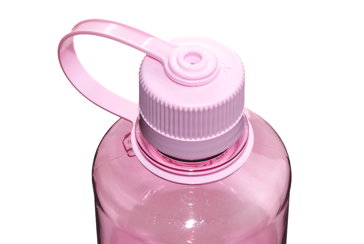 Närbild av pink Nalgene-lock med integrerat handtag mot vit bakgrund