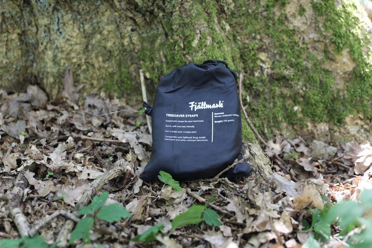 Fjällmark Snug treesaver straps i svart vävd polyester med vit logotyp, packade i dragsäcksbag på skogsgolv