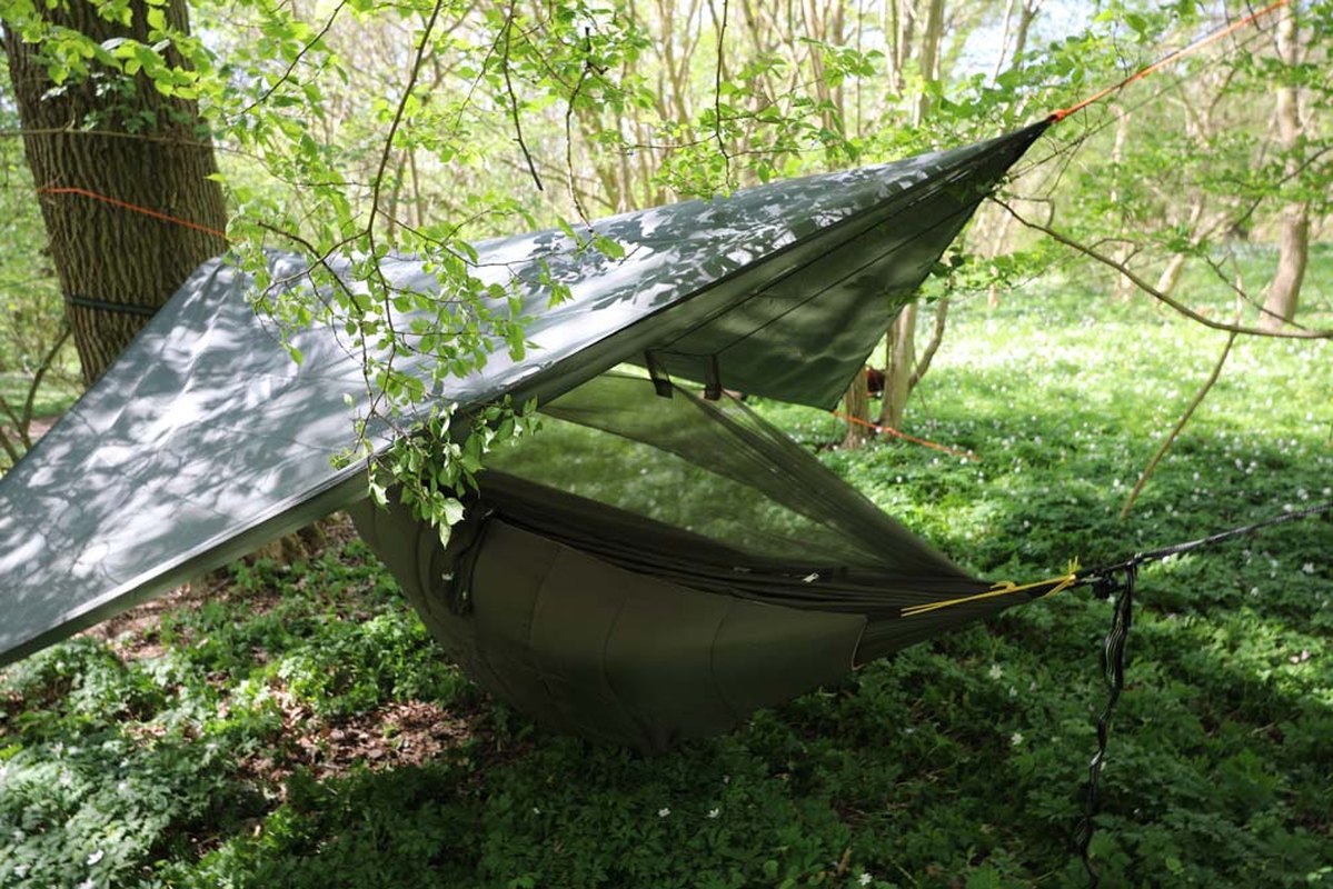 Mörkgrön diagonal tarp spänd över hängmatta i skog med orange linor