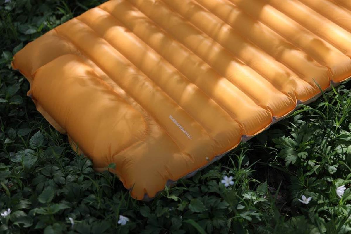 Närbild på orange Fjällmark Dreamsleep med horisontella kanaler