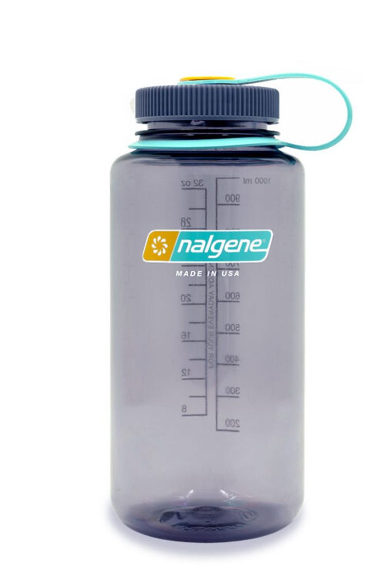 Grå halvmatt Nalgene vattenflaska med mörkblått lock och volymskala