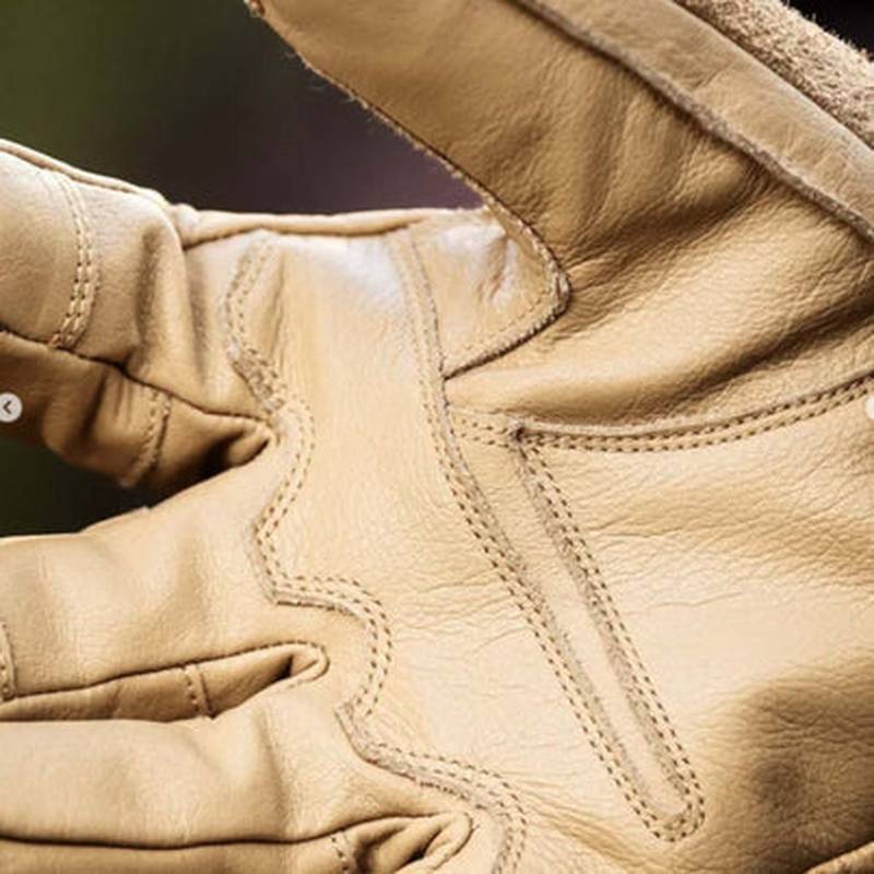 Beige läder skidhandske med förstärkta sömmar och mjukt uttagbart fodra