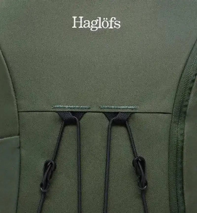 Texturerrat grönt tyg på Haglöfs ryggsäck med elastiska snören