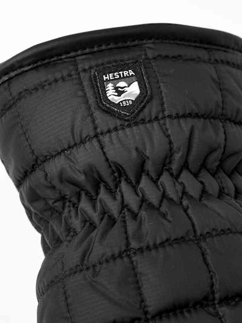 Hestra logotyp patch på elastisk handledsvante detalj
