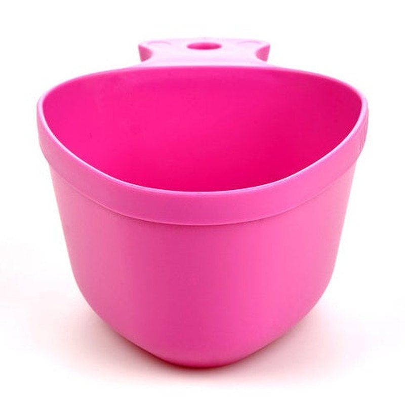 Ljusrosa plastkås med utskuret handtag och öppen design