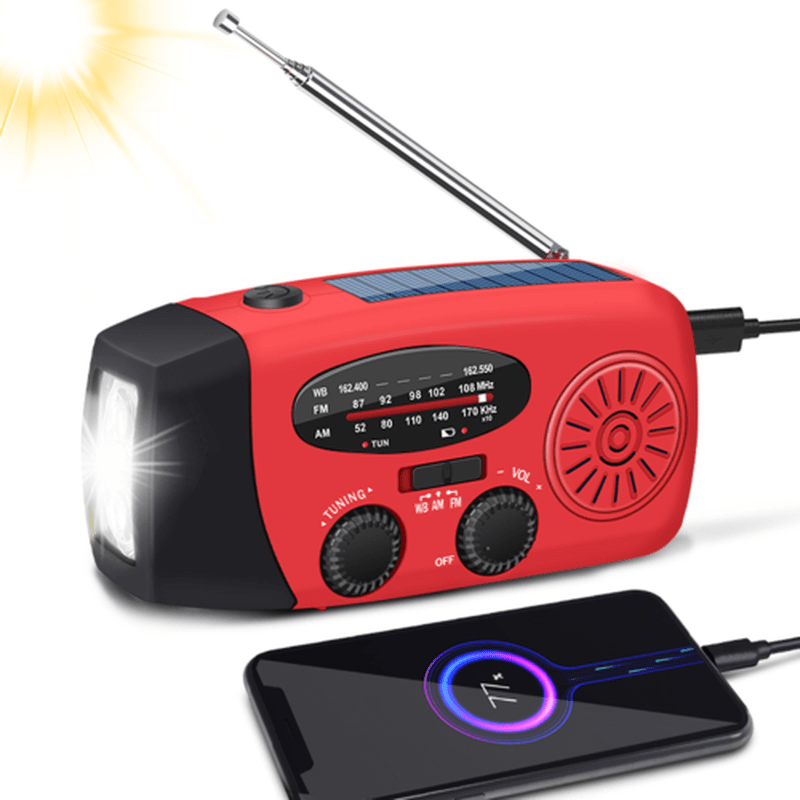 Ladda smartphone via USB-kabel på röd nödpowerbank