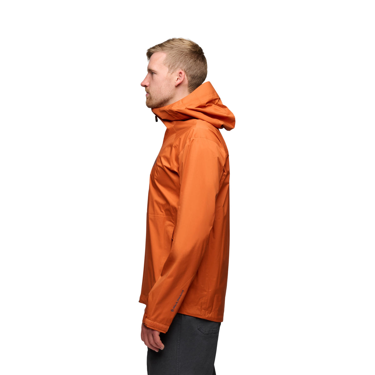 Orange skaljacka med huva och text på underarmen