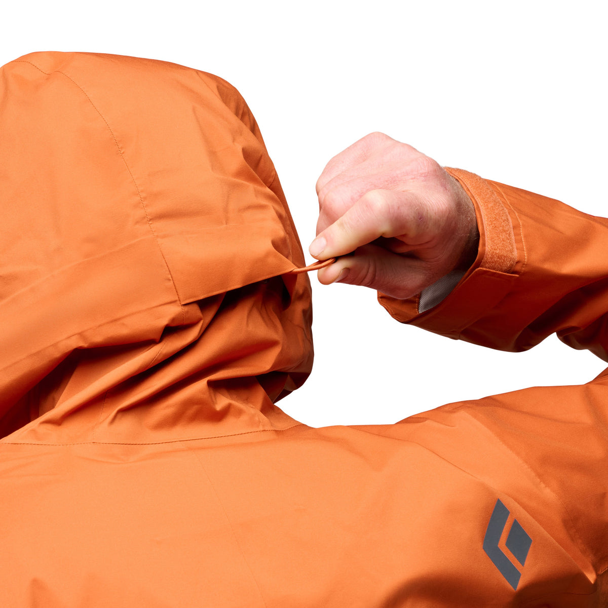 Justering av huvsdragkedja på orange skaljacka