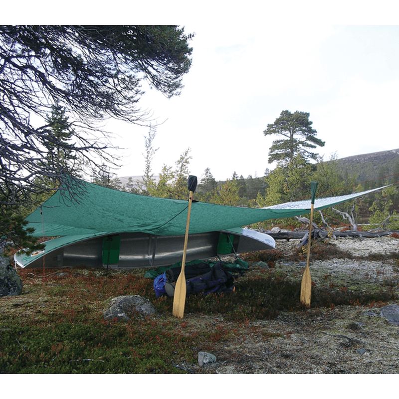 Grön Hilleberg Tarp 10 UL uppspänd över kanot med paddlor som stöd