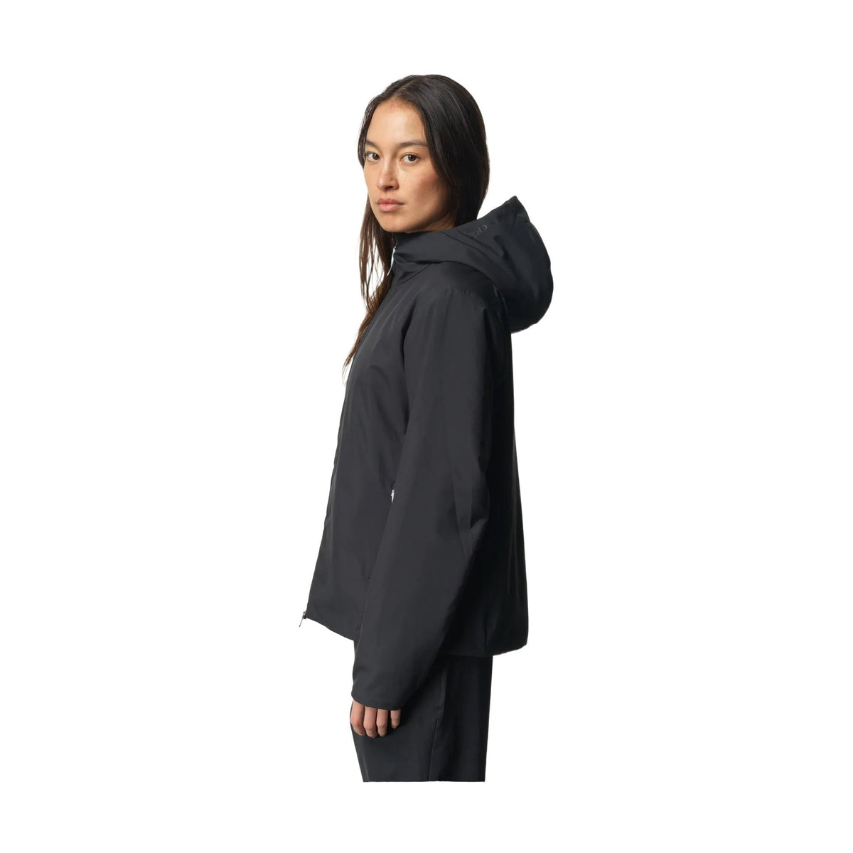 Svart Houdini-hoodie med sänkt huva på modell