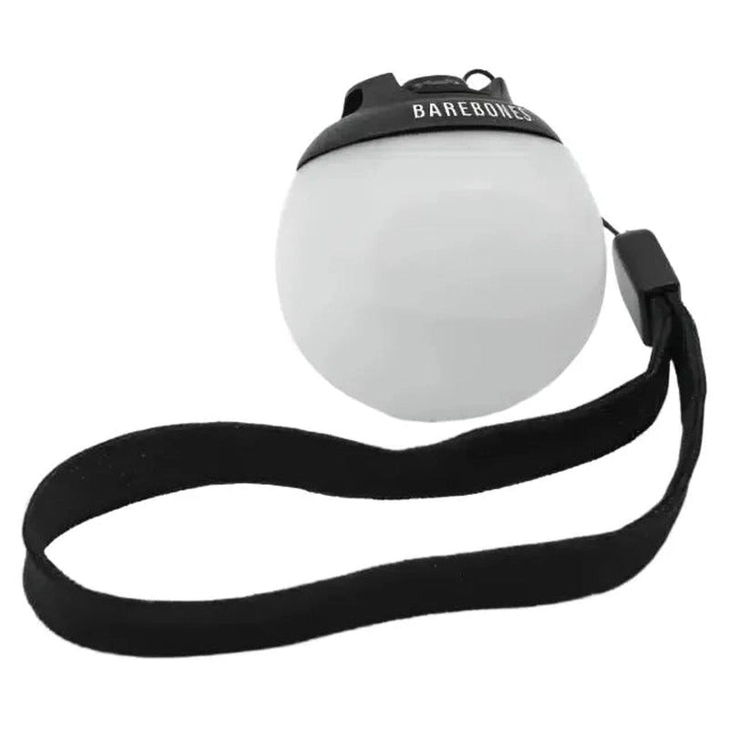 Närbild på sfärisk Barebones Mini Globe lampa med utdragen rem