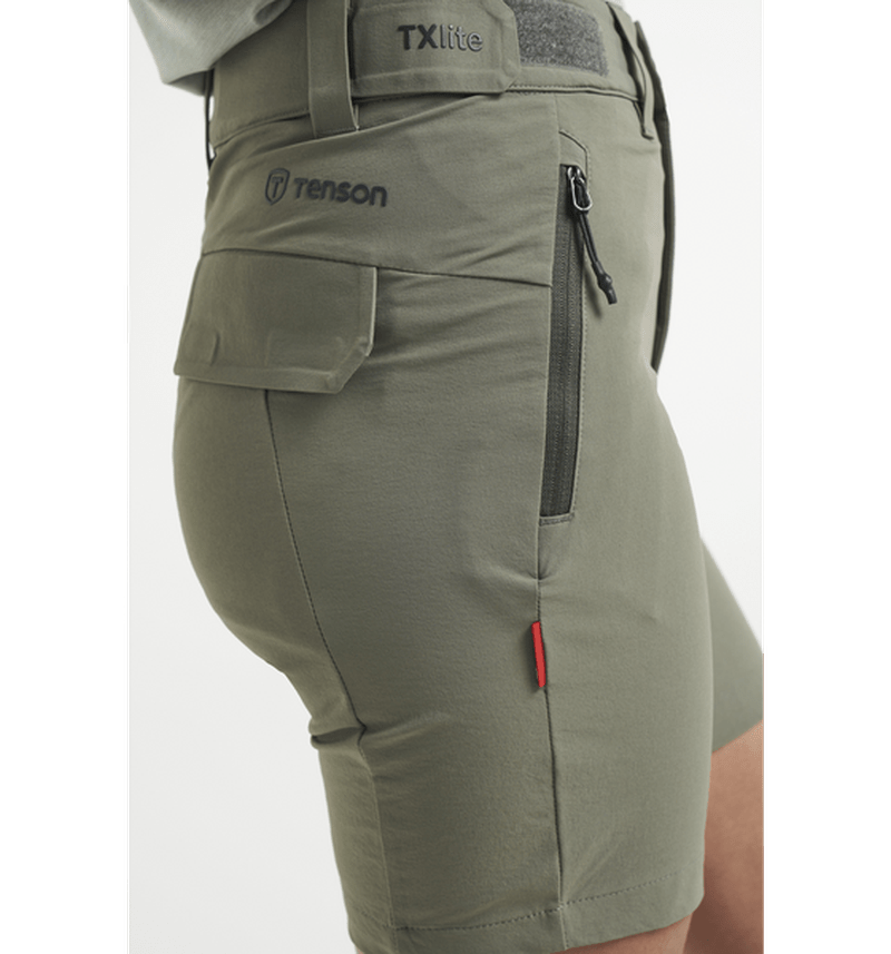 Närbild på fickdetaljer och Tenson-logotyp på TXlite shorts