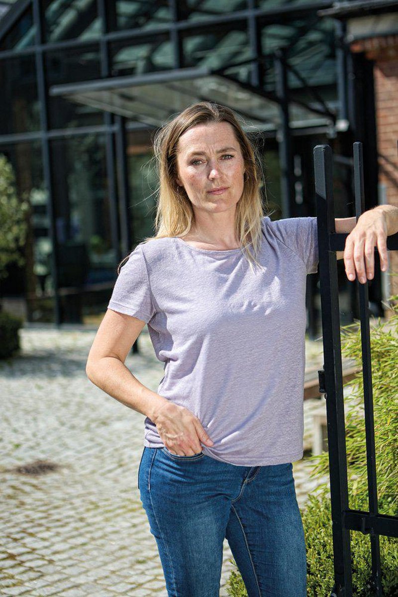 Ljuslila linnet-shirt med rundhals för kvinnor, utomhus
