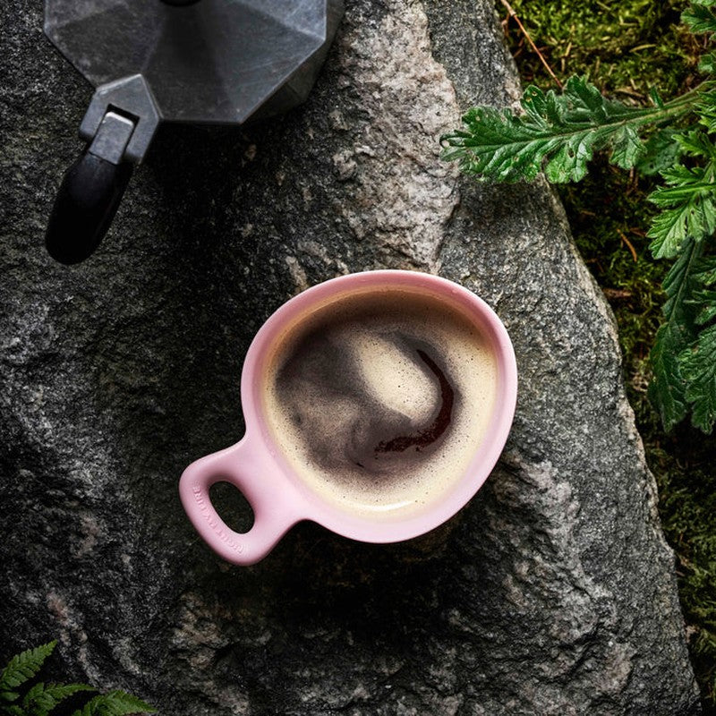 Ljusrosa Light My Fire kåsa med kaffe i naturen