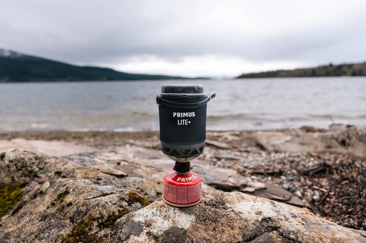 Primus Lite Plus stormkök med kastrull vid sjö