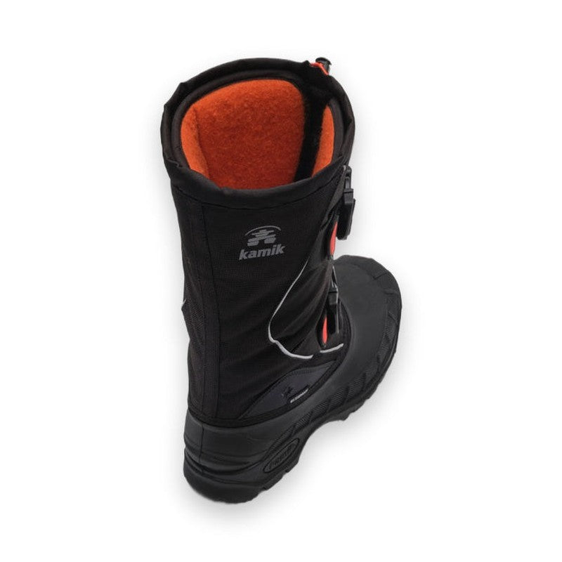 Övre vy av Kamik Cody XT vinterkänga med orange foder och kontrastnitar