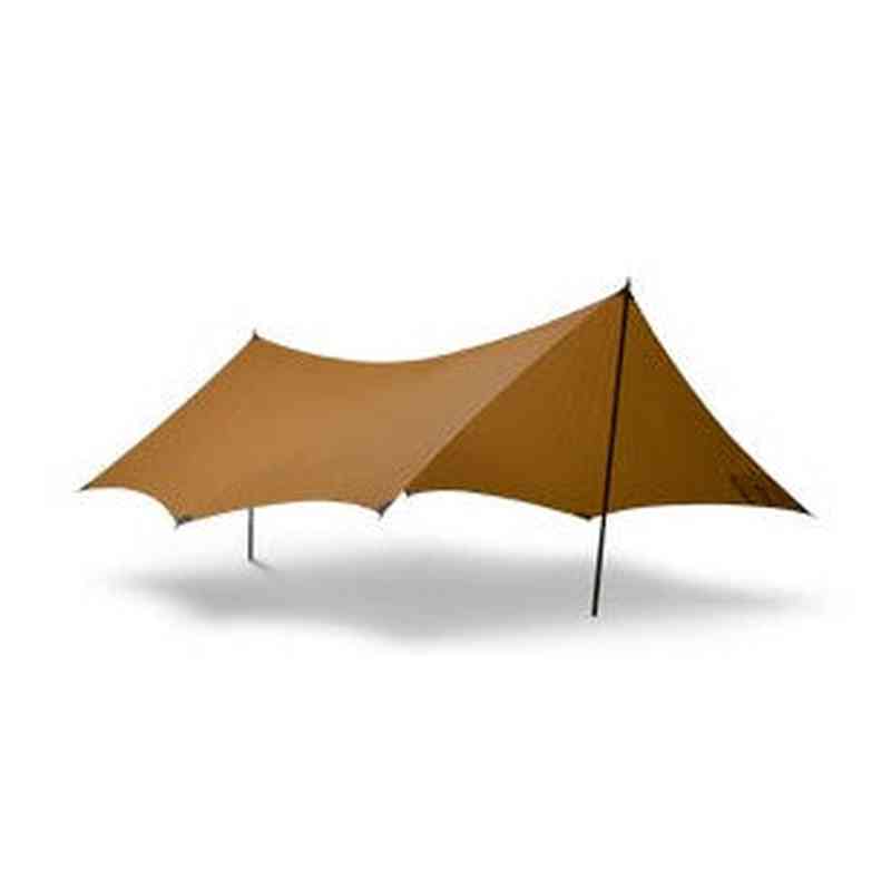 Hilleberg Tarp 10 UL i brun färg, uppställd med stavar mot vit bakgrund