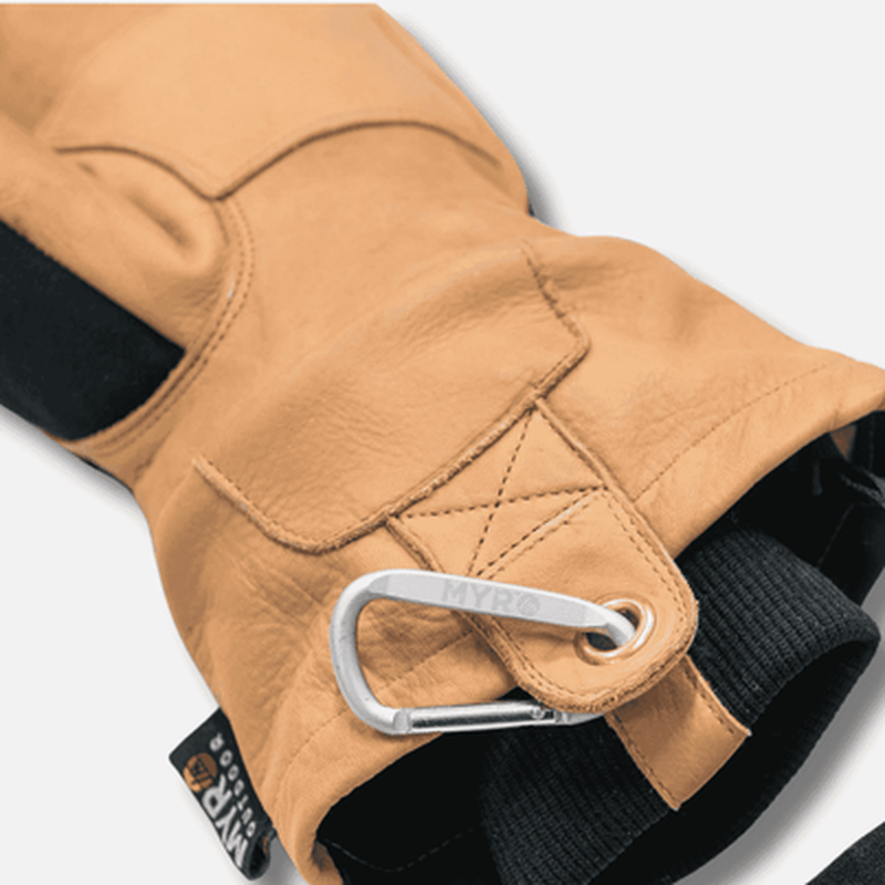 Detalj av handleden på lädermitten med silverfärgat karabinhake