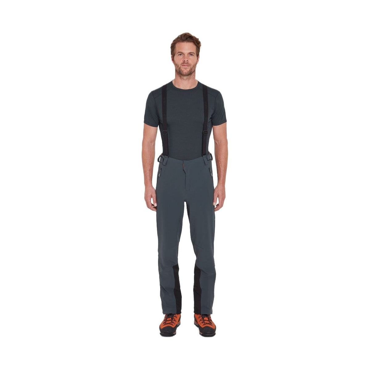 Fullfigur framvy av man modell i Rab Ascendor Alpine softshellbyxor