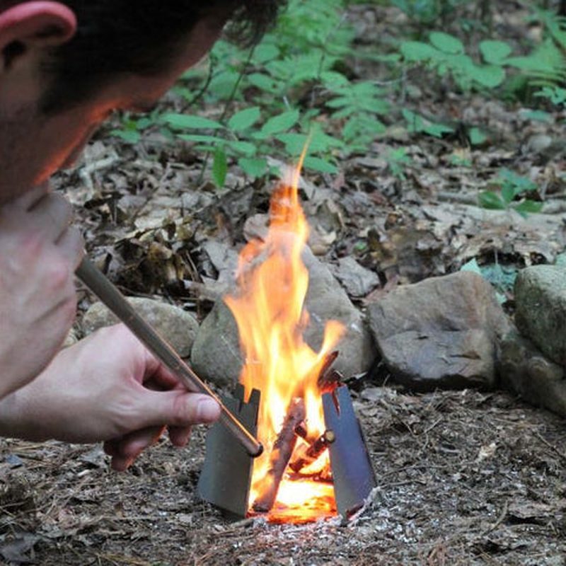 Användning av Vargo eldstartare i skogen för att antända eld