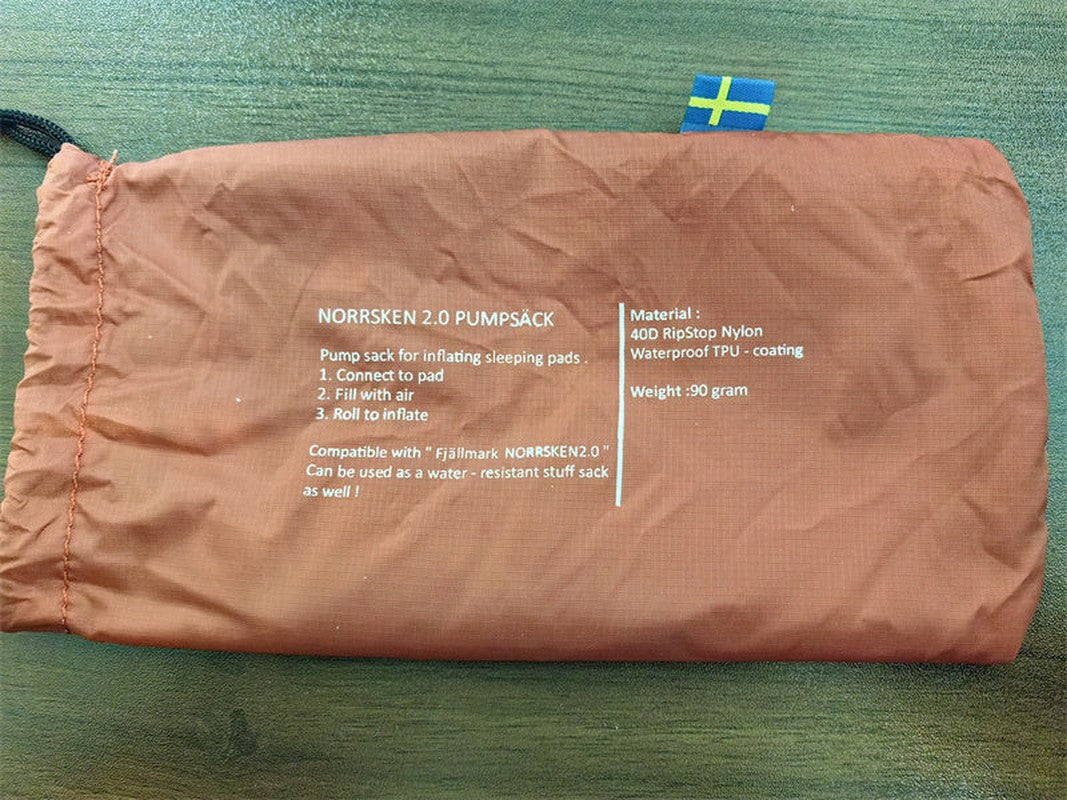 Baksida av Norrsken 2.0 pumpväska med specifikationer