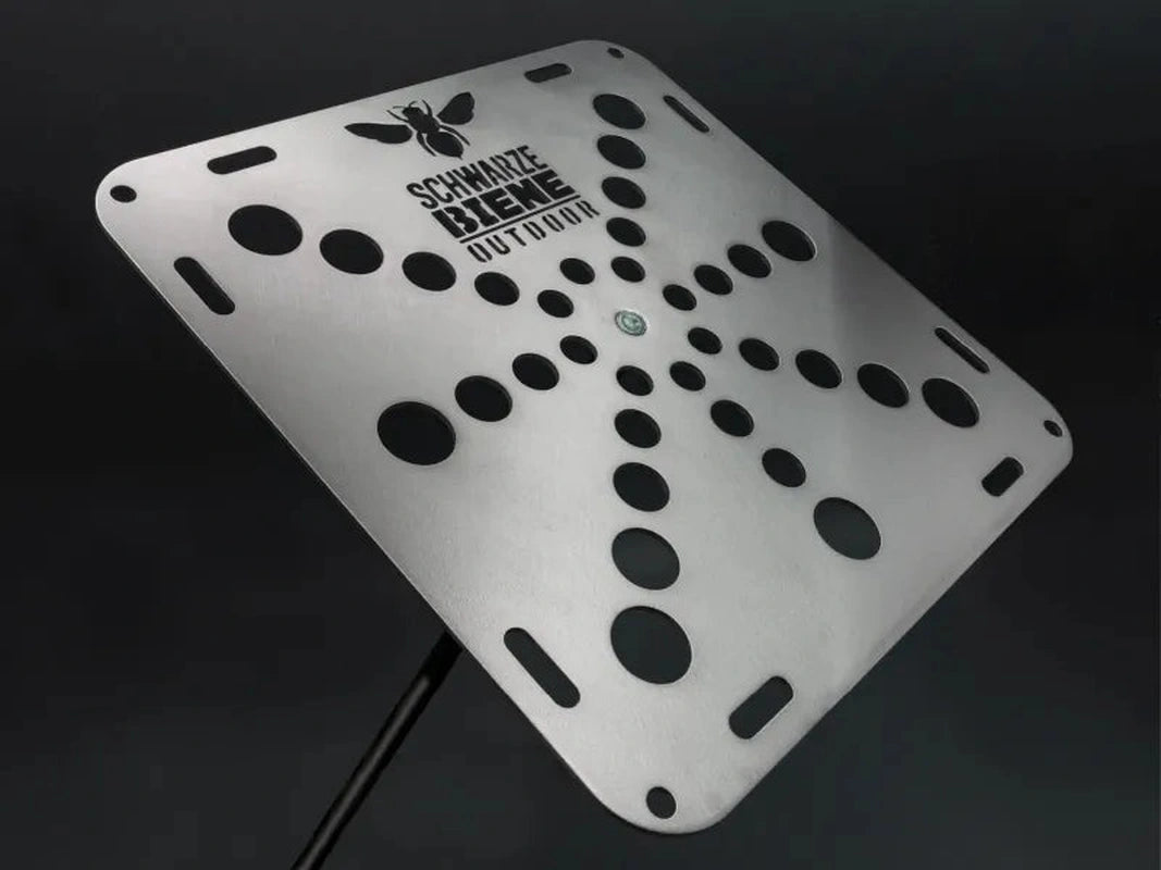 Närbild av Schwarze Biene logotyp och hålstruktur på aluminiumbordet