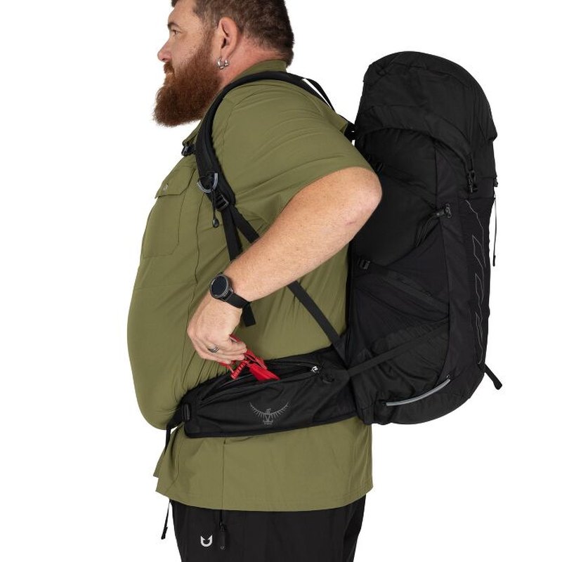 Fäster isyxor på svart Osprey Talon 33 ryggsäck