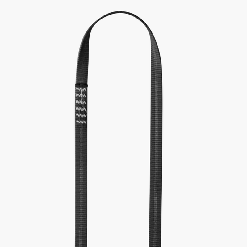 Mörkgrå sydd slinga Edelrid PES Sling 16mm III hängande i ögla med vit sömnad