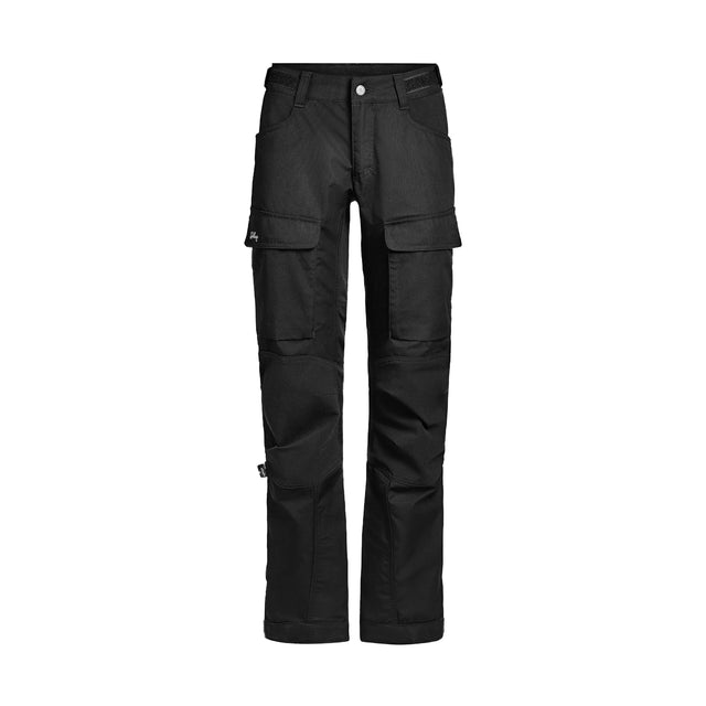 Framsida av svarta Lundhags Authentic II byxor med stora cargo-fickor och knäpaneler
