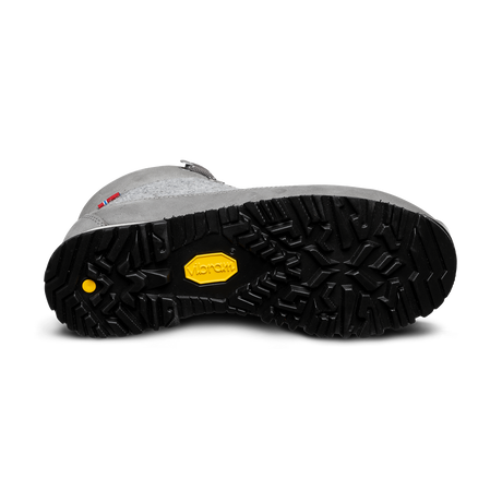Närbild på Vibram-sula med djup profil på Alfa Stad vinterkänga