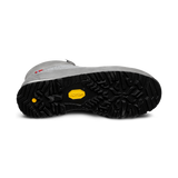 Nära bild på Vibram-sula med djupt mönster på grå vinterkänga