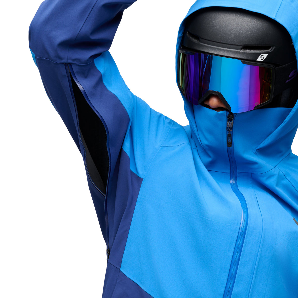 Närbild av öppen svart skidjacka med inre ficka och goggles