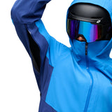 Närbild av öppen svart skidjacka med inre ficka och goggles