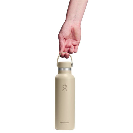 Hand som håller beige Hydro Flask termos i integrerat handtag