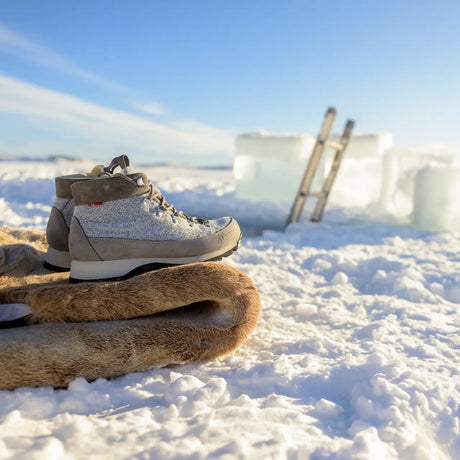 Gråa Alfa Stad vinterkängor för herrar med norsk ull och skinndetaljer i snömiljö